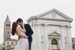 Just married couple kissing beside the church outdoor 43rjx5