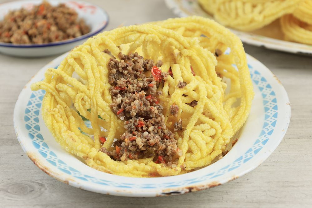 Kerupuk Mie Kuning Siram Sambel Oncom