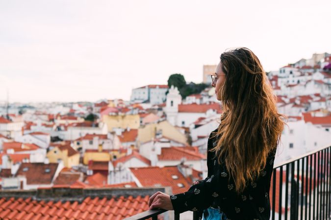 Casual woman against cityscape