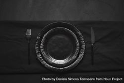 Dark plates and cutlery 4OpxZb