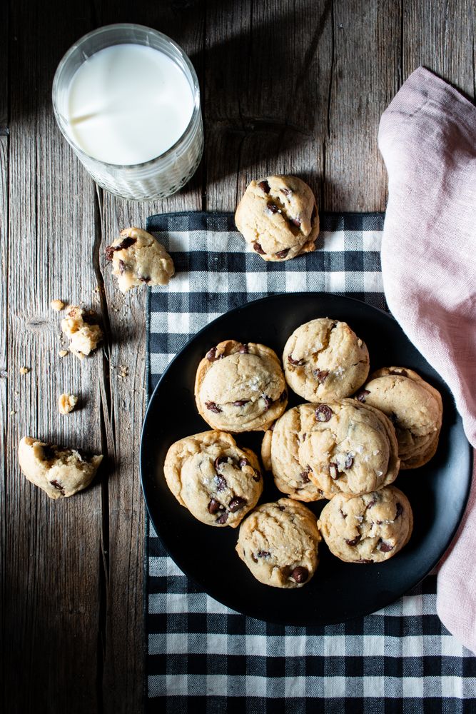 Plate with vegan cookies with chocolate chips