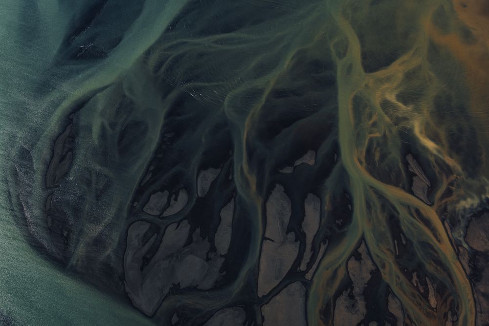 Patterns of waves from the Atlantic Ocean of Iceland