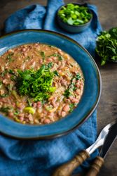 Georgian lobio dish in blue bowl