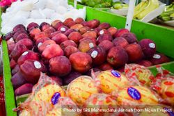 Red apples for sale in market 4OdYmg