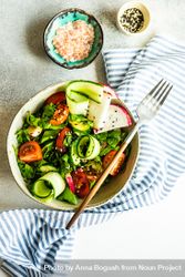 Bowl of healthy vegetable salad on rustic background bxAj1n