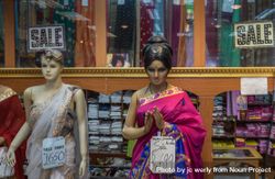 Mannequin of Indian lady bowing 4Brlk4