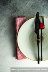 Ceramic plates with red napkin, cutlery and heart decoration 0JGGNZ