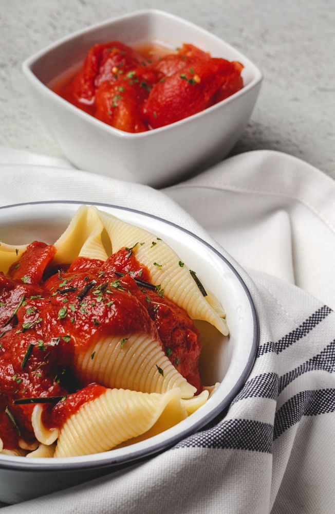 Big pasta shells cooked with tomato sauce