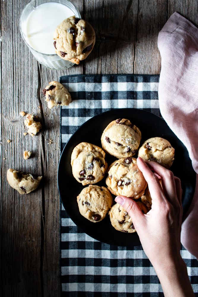 Plate with vegan cookies with chocolate chips