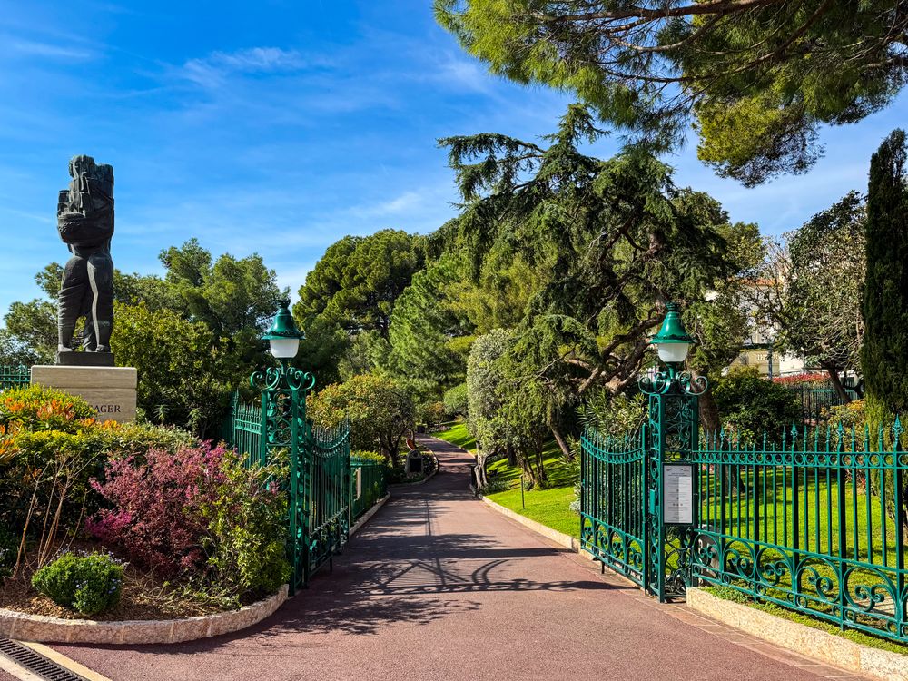 The gate entrance to Saint-Martin Gardens