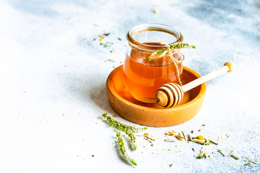 Floral honey with dipper