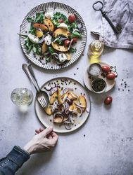 Salad with nectarines and crunchy lentils