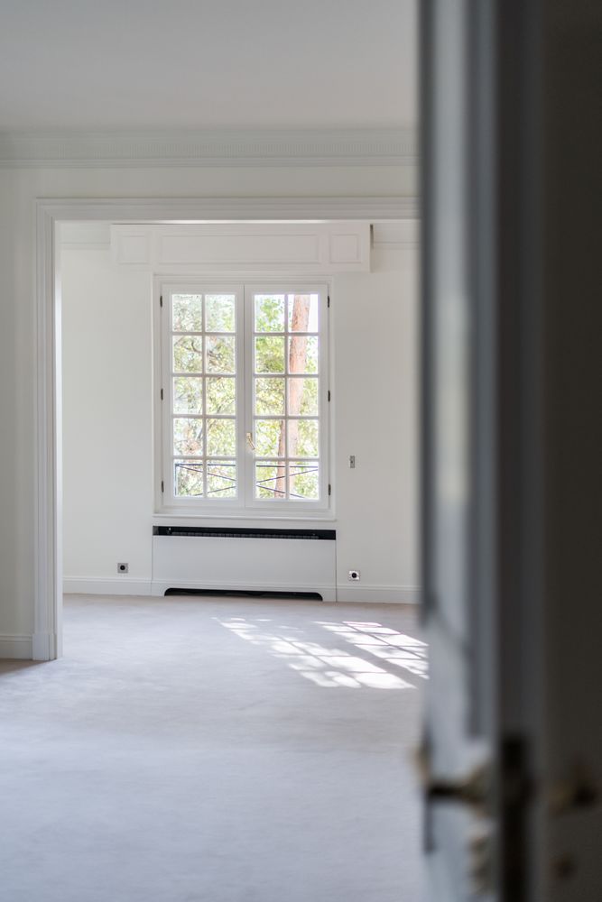 Minimalist window with shiny knob