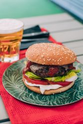 Cheeseburger with lettuce and tomato