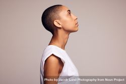 Profile view of a woman with shaved head 4M9qq4