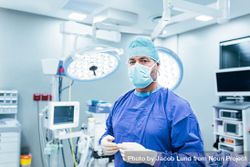 Portrait of male surgeon in operation theater looking at camera 4MxEG5