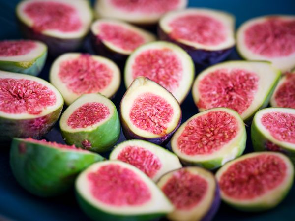 Many figs cut in halves