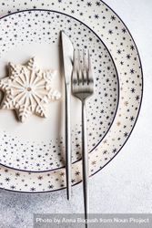 Christmas dinner table with snowflake plates and ornament 4OkJL4