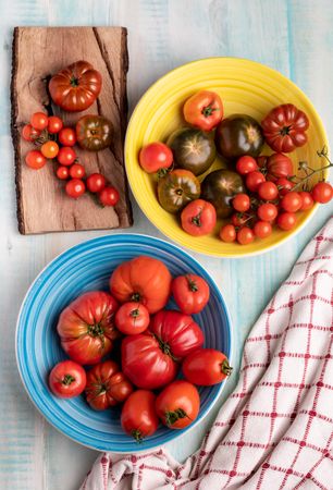 Napkins near bowls and board with tomatoes
