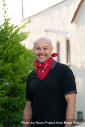 Portrait of handsome man wearing red bandana around his neck smiling and looking at camera 0Pj7m4