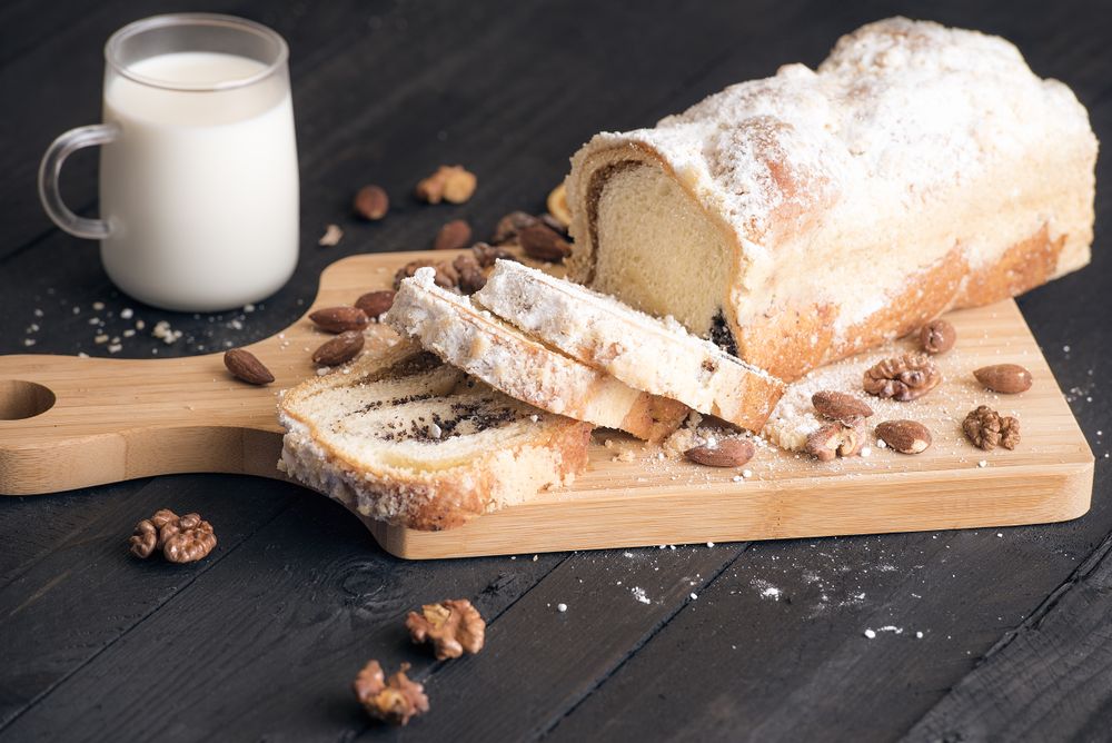 Pound cake with poppy seed and nuts