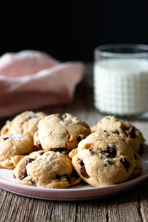 Plate with vegan cookies with chocolate chips