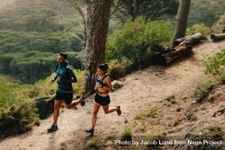 Couple running on country trail 4O3yJ4