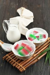 Two bowls of Indonesian dessert es selendang mayang