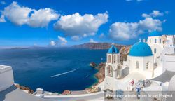 Travel photo of Santorini with view of the sea in Greece 4BD2k0