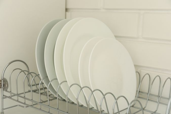 Dish drying rack with different clean plates