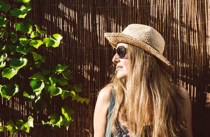 Adult woman sitting with sunglasses