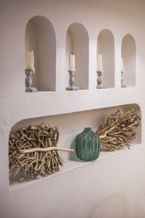 Decorative elements arranged in wall niche