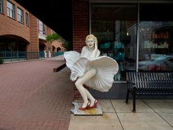 Marilyn Monroe sculpture outside a shop in Kennett Square, Pennsylvania O41B7b