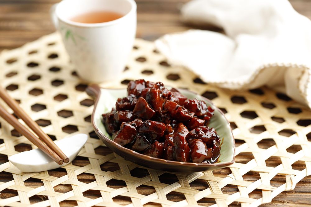 Caramelized cubed chicken with soy sauce