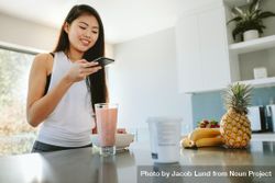 Young woman taking photos of a healthy breakfast using a mobile phone 5rOMZ4