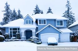 Front view of family home during winter snowfall 4jKB3b