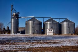 A row of metal grain silos outside Dowagiac, Michigan P4ZrO4