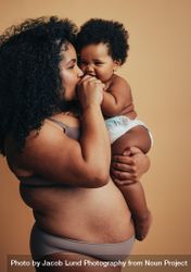 Mother with pregnancy stretch marks holding her child 4jv6J4