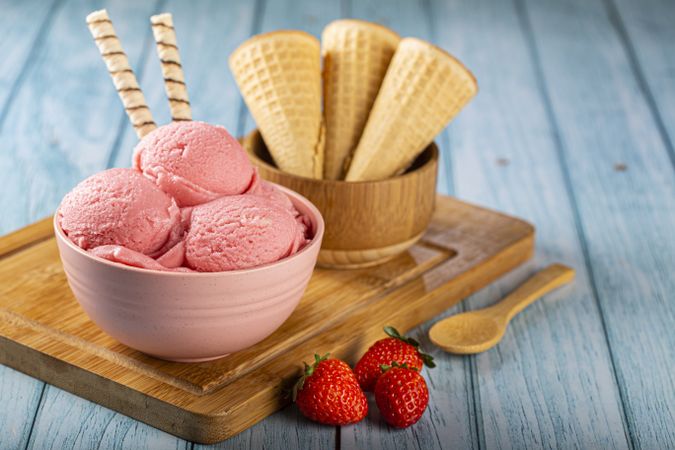 Bowl with strawberry ice cream balls.