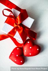 Valentine's day heart ornament with dots and present 5lVVm7