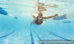 Young woman swimming in pool 4AJnqb