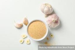 Top view of bowl of garlic powder with bulbs 41Gx80