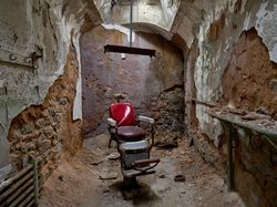 A barber’s chair at the Eastern State Penitentiary in Philadelphia, Pennsylvania E478rb