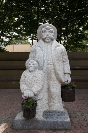 Sculptor Tracy Powell's 2005 "Grandpa and Me" statue in Mount Vernon, Washington