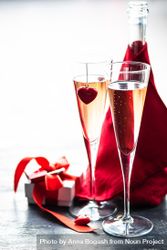 Two champagne glasses with small gift box for Valentine's Day 4MGG1E