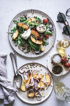 Salad with nectarines and crunchy lentils