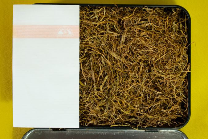 Top view of loose leaf tobacco with rolling papers