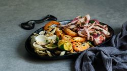 Plate with octopus, oysters and shrimps napkin