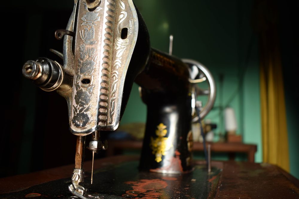 Detail of metallic sewing machine