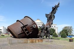Artist Omri Amrany's sculpture, "The Fusion," Gary, Indiana Q4dLE4